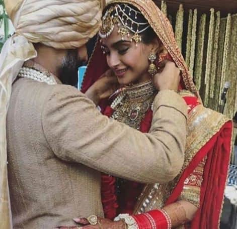 आम ब्राइड्स की तरह सोनम भी आनंद को निकनेम बाबू से बुलाती हैं. सोनम में अपनी शादी में अपने स्टारडम को एकदम अलग रखा है. 