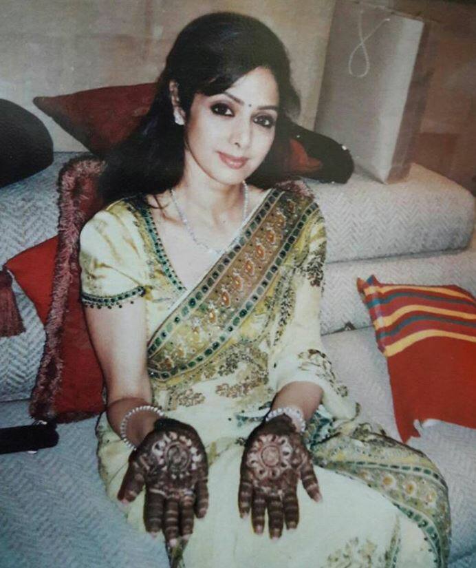 इस तस्वीर में श्रीदेवी अपने हाथों में वीना द्वारा लगाई गई मेहंदी को दिखाते हुए कैमरे के लिए पोज करती दिख रही हैं.