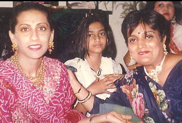 दरअसल, जिस मेहंदी डिजाइनर ने सोनम की शादी की मेहंदी लगाई है वो बॉलीवुड में एक जाना पहचाना नाम है. मेहंदी डिजाइनर वीना नागदा ने करिश्मा से लेकर श्रीदेवी और यहां तक की अंबानी परिवार की शादियों और फंक्शन्स में भी मेहंदी लगाई है. इस तस्वीर में आप सोनम कपूर और उनकी मां सुनीता के साथ वीना को देख सकते हैं.