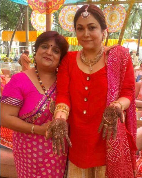 अंबानी खानदान की बहू और अनिल अंबानी की पत्नी टीना अंबानी के हाथों में भी वीना महंदी लगा चुकी हैं.