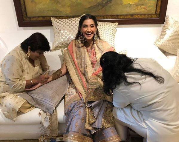 सोनम और आनंद दोनों ने अपने हाथों पर मेहंदी लगवाई, लेकिन क्या आप जानते हैं कि सोनम की इस मेहंदी का श्रीदेवी और सोनम की मां सुनीता से भी कनेक्शन है.