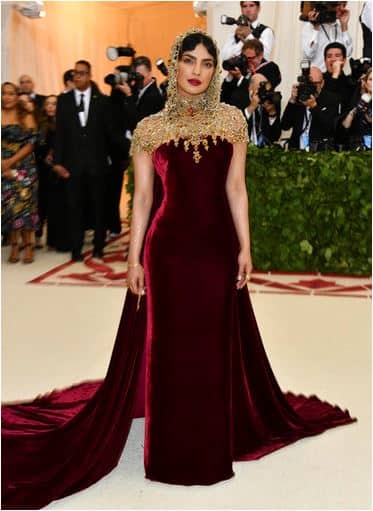 रेड ड्रेस में मेटा गाला पहुंचने वाली एक्ट्रेसेस में दूसरी भारतीय अदाकारा प्रियंका चोपड़ा भी शामिल हैं. उन्होंने मेटा गाला के समारोह में कैथोलिक थीम को ध्यान में रखते हुए रेड गाउन पहन कर समारोह में हिस्सा लिया.