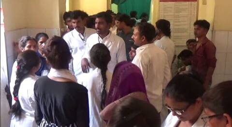 स्वास्थ्य मंत्री के शहर में सरकारी अस्पताल के डॉक्टर्स हड़ताल पर, दी सामूहिक इस्तीफे की धमकी स्वास्थ्य मंत्री के शहर में सरकारी अस्पताल के डॉक्टर्स हड़ताल पर, दी सामूहिक इस्तीफे की धमकी