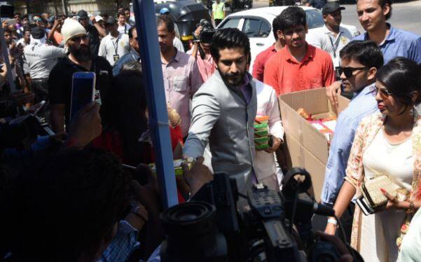 उन्होंने बाहर खड़े मीडिया वालों को डब्बा बंद मिठाई भेंट की. हर्षवर्धन के इस कदम से लोग उनकी जमकर तारीफ कर रहे हैं.