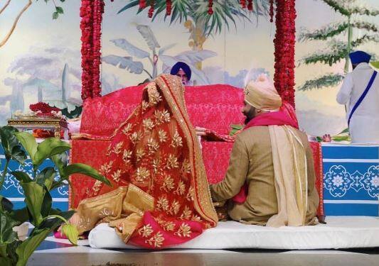 सोनम की शादी के दौरान उनके भाई हर्षवर्धन कपूर हर समारोह में काफी मेहनत करते दिखे. उन्होंने प्रोग्राम में आने वाले मेहमानों की खातिरदारी में भी कोई कसर नहीं छोड़ी.