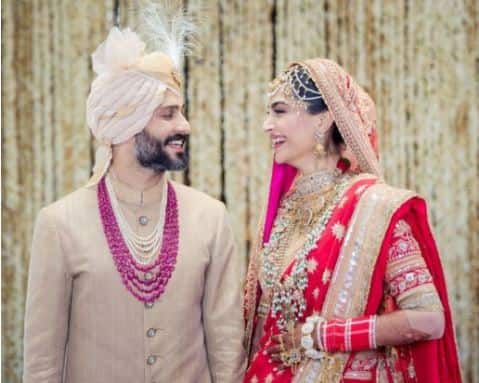 सोनम कपूर और आनंद आहूजा ने आज एक साथ फेरे लिए जिसके बाद दोनों हमेशा-हमेशा के लिए एक दूसरे के हो गए. इस शादी के लिए कपूर परिवार ने बड़े स्तर पर तैयारियां की थीं. शादी के तीन-चार दिन पहले से ही इससे जुड़े रस्मों की शुरुआत हो गई थी.