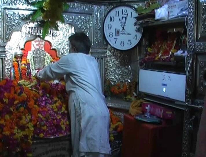 कानपुर: पूरा उत्तर भारत इन दिनों भीषण गर्मी के चपेट में है. हर कोई गर्मी से बचने के उपायों में लगा हुआ है. इसलिए इंसान ,पशु ,पक्षियों के साथ भगवान को भी गर्मी से बचाने की कवायद की जा रही है. कानपुर के प्राचीन श्री हनुमान मंदिर में भगवान को गर्मी से राहत देने के लिए एसी और कूलर लगवाया गया है. मंदिर प्रशासन के इस कदम से भक्तो में ख़ुशी है. प्रशासन और भक्तों का कहना है जब भगवान को लड्डू ,मिष्ठान का भोग लगाया जा सकता है तो उन्हें इस तपती गर्मी से भी निजात दिलाई जा सकती है.