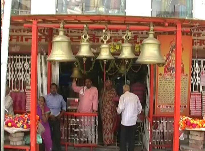 भक्त सतीश अग्रवाल के मुताबिक हम लोग अपने सुख-साधन की पूरी व्यवस्था अपने घर में रखते हैं तो भगवान के मंदिर में एसी क्यों नहीं होना चाहिए, उनको भी तो गर्मी लगती होगी. हम लोग मंदिर में आते हैं उनसे अपना ख्याल रखने को कहते हैं इसलिए हमें भी उनका ख्याल रखना चाहिए.