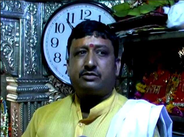 मंदिर के पुजारी पंडित नारायण दत्त तिवारी के मुताबिक भक्तों की भावनाओं को देखते हुए यहां पर एसी की व्यवस्था की गई है. जिस प्रकार हम लोग हवा ,पानी की व्यवस्था करते हैं उसी प्रकार हनुमान जी के दरबार में भी एसी की व्यवस्था की गई है.