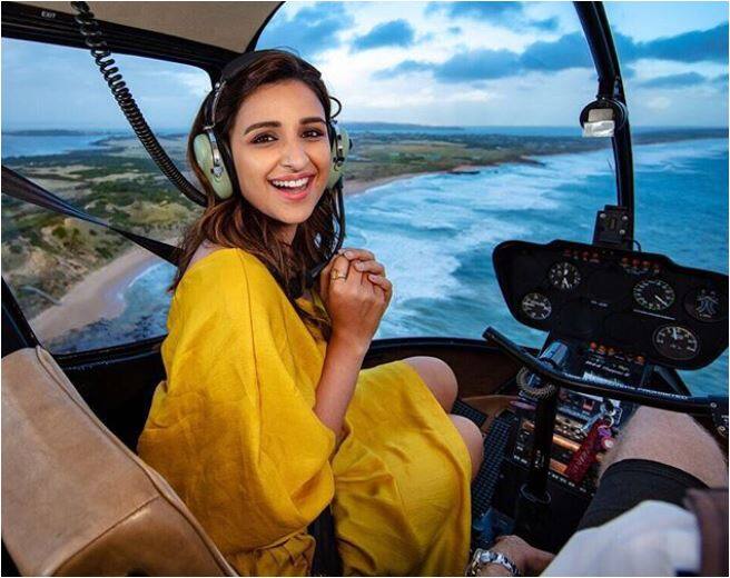 परिणीति की ये ताजा तस्वीर है जिसे एक्ट्रेस ने अपने इंस्टाग्राम अकाउंट पर शेयर किया है. तस्वीर में आप देख सकते हैं कि परिणीति समुद्र के उपर हवाई सैर कर रही हैं.