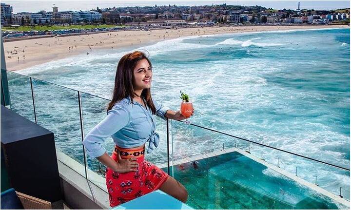 बॉलीवुड एक्ट्रेस परिणीति चोपड़ा इन दिनों ऑस्ट्रेलिया में मस्ती कर रही हैं. इस दौरान परिणीति लगातार अपने फैंस के लिए ताजा तस्वीरें शेयर कर रही हैं.