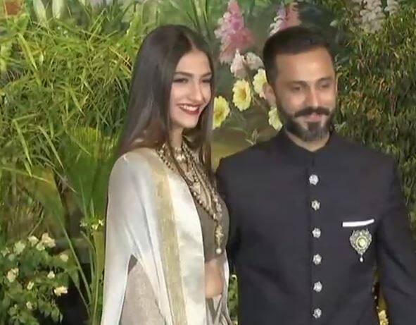 इस खास मौके पर परिवार के सदस्य बोनी कपूर, संजय कपूर और महीप कपूर भी मौजूद रहे.(तस्वीर: एएनआई)