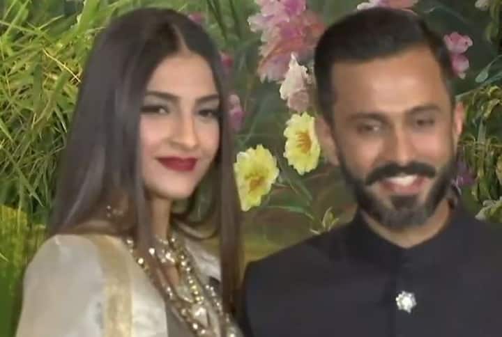 मगर उस शख्स का मैसेज इस मौके पर सबसे खास हो जाता है जिसके लिए सोनम उसके दिल के सोनम सबसे ज्यादा करीब हैं.(तस्वीर: एएनआई)