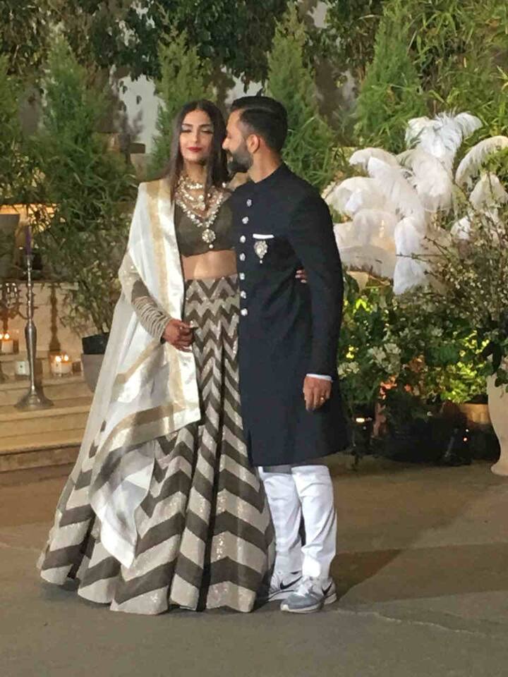 न्यूली वेड कपल अपने रिसेप्शन पर बेहद खूबसूरत लग रहे हैं. बता दें कि रिसेप्शन में मेहमानों का आना शुरू हो गया है. (तस्वीर: मानव मंगलानी)