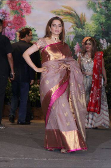 इस मौके पर कंगना बनारसी साड़ी में नजर आ रही हैं. 