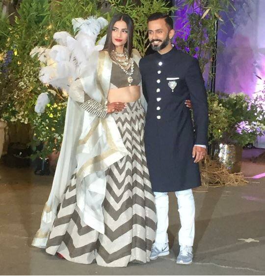 बॉलीवुड एक्ट्रेस सोनम कपूर अपने बिजसमेन ब्वॉयफ्रेंड से शादी के बाद अब मुंबई के नामी होटल में शादी का रिसेप्शन कर रहे हैं. इस रिसेप्शन के लिए सोनम कपूर और आनंद आहूजा समेत पूरा परिवार मेहमानों के स्वागत के लिए वेन्यू पर पहुंच चुका है.