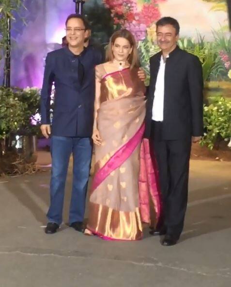  इस मौके पर बॉलीवुड की तमाम हस्तियों की तस्वीरें सामने आ रही हैं. तस्वीरों में आप फिल्म डायरेक्ट राजकुमार हिरानी और विधुविनोद चोपड़ा की जोड़ी को देख सकते हैं. उनके साथ अभिनेत्री कंगना रनौत भी नजर आ रही हैं.