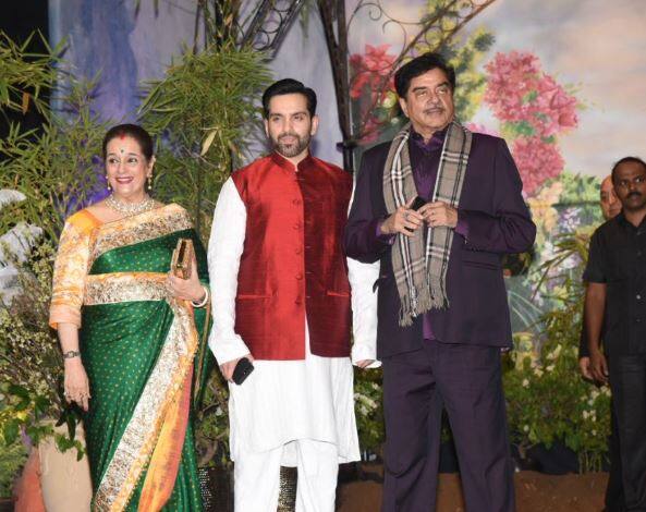  सोनम और आनंद ने आज सिख धर्म के अनुसार एक दूसरे के साथ सात फेरे लिए, ये शादी मुंबई के रॉकडेल स्थित सोनम की मासी के बंगले पर हुई. 