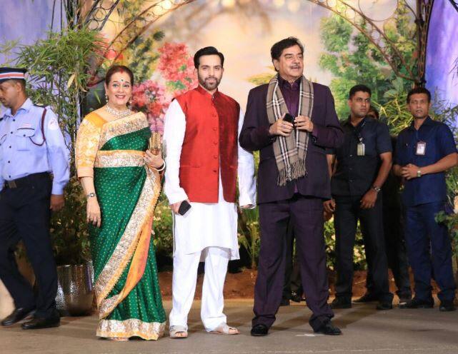  दोनों की शादी में शरीक होने बॉलीवुड के कई बड़े सेलेब पहुंचे थे जिनमें अमिताभ बच्चन, करण जौहर, जैकलीन फर्नांडिस, रानी मुखर्जी, रणवीर सिंह, करीना कपूर ,करिश्मा कपूर और सैफ अली खान शामिल हैं. अब उनके रिसेप्शन में भी कई बॉलीवुड सेलेब्स के पहुंचने की उम्मीद है.