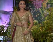 सोनम के रिसेप्शन में गोल्डन लहेंगे में पहुंची रानी मुखर्जी, नजर नहीं आए पति आदित्य