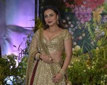 सोनम के रिसेप्शन में गोल्डन लहेंगे में पहुंची रानी मुखर्जी, नजर नहीं आए पति आदित्य