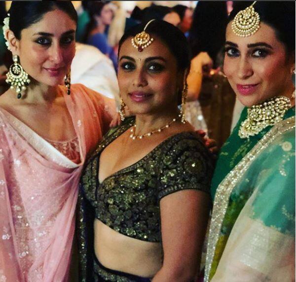ये तस्वीर करण जौहर ने अपने इंस्टाग्राम अकाउंट पर शेयर की है. ये सोनम के शादी समरोह की तस्वीर है जिसमें करीना, रानी और करिश्मा नजर आ रहे हैं. 