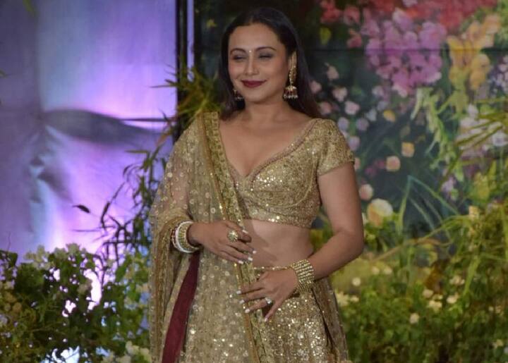 रानी रिसेप्शन के मौके पर मीडिया को पोज देते हुए कुछ इस अंदाज में मुस्कुराती नजर आईं. 