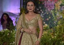 सोनम के रिसेप्शन में गोल्डन लहेंगे में पहुंची रानी मुखर्जी, नजर नहीं आए पति आदित्य