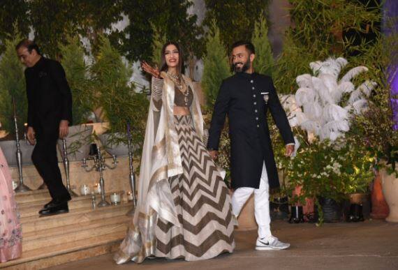 गौरतलब है कि अपनी शादी में दूल्हे आनंद ने राघवेंद्र राठौर द्वारा निर्मित शेरवानी पहनी. उनकी शेरवानी वीज और क्रीम 'साफे' के साथ थी. बता दें कि सोनम और आनंद की शादी बांद्रा में हुई. इस खास दिन पर उनको दुआएं देने परिवार के सभी सदस्यों के साथ साथ बॉलीवुड के भी कई करीबी लोग पहुंचे