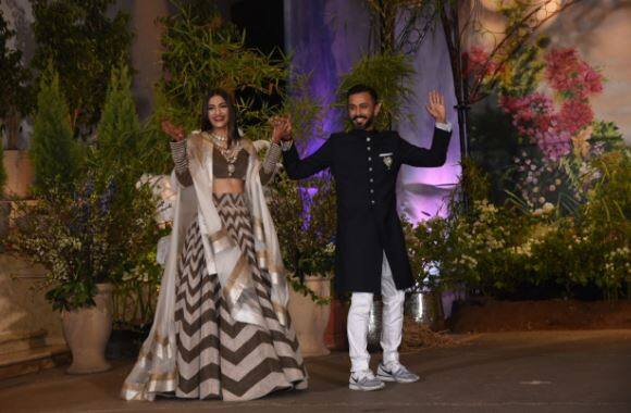 इस दौरान आनंद आहूजा, सोनम के साथ भांगड़ा करते नजर आए. 