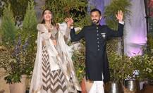 PHOTOS: अपने Reception पर पत्नी सोनम संग भांगड़ा करते दिखे आनंद आहूजा