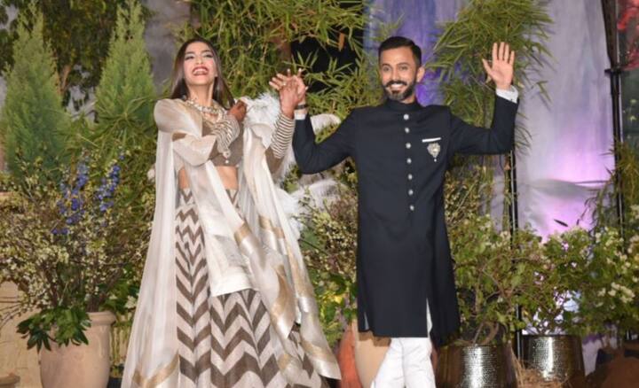 सोनम कपूर आहूजा और और आनंद आहूजा आज अपने रिसेप्शन पर बेहद खुश नजर आए. इस दौरान दोनों ही एक साथ मीडिया के सामने आए और तस्वीरो के लिए पोज दिए.