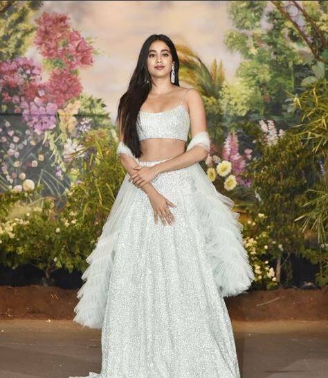 रिसेप्शन में जाह्नवी कपूर ने पापाराजी को निराश नहीं किया. उनकी गुजारिश पर उन्होंने सोलो तस्वीरें भी खिंचवाईं.