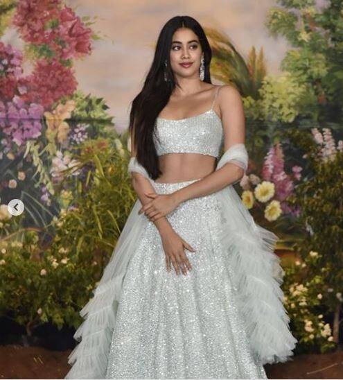 बता दें कि इससे पहले आज अपनी शादी में सोनम कपूर ने भारी गहनों के साथ लाल रंग का लहंगा पहना. सोनम ने डिजाइनर अनुराधा वकील द्वारा निर्मित लोत-मोटिफ पहना और पंजाबी दुल्हन के हाथ गहरे मरून रंग से सजे, वो दोनों हाथों की कलाइयों में 'चूड़ा' और 'कलीरें' पहने हुई थीं. उन्होंने माथा-पट्टी भी पहनी हुई थी.