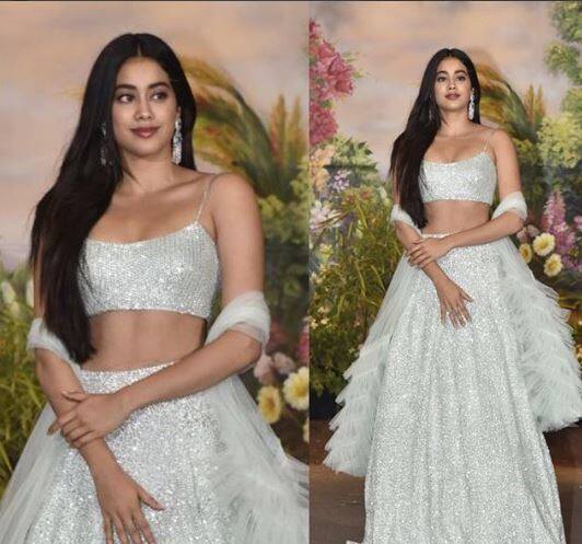 बॉलीवुड अभिनेत्री सोनम कपूर और आनंद आहूजा का रिसेप्शन मुंबई के लीला पैलेस में रखा गया है. इस रिसेप्शन में बॉलीवुड जगत से कई बड़े सितारे शामिल हो रहे हैं. लेकिन जब दिवंगत अभिनेत्री श्रीदेवी की बेटी जाह्नवी कपूर इस रिसेप्शन में पहुंची तो सभी की निगाहें उन पर जा थमीं.