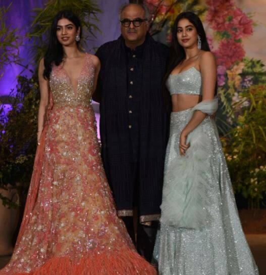 चचेरी बहन सोनम के रिसेप्शन में जाह्नवी बेहद खूबसूरत लहंगे में पहुंची. इस दौरान उनके साथ पिता बोनी कपूर और छोटी बहन खुशी कपूर भी नजर आईं.