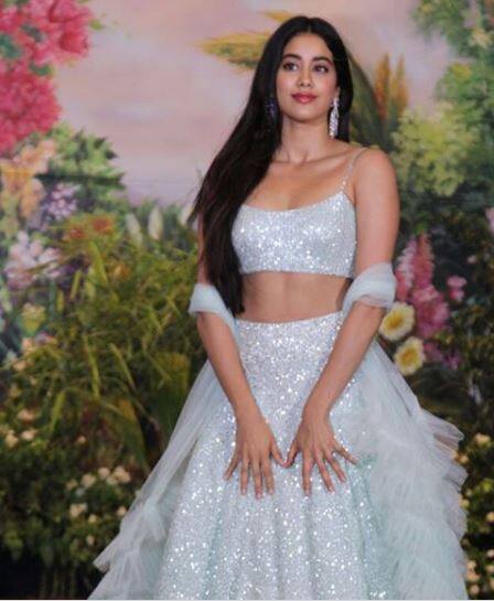 सोनम के पिता और अनुभवी अभिनेता अनिल कपूर और उनके भाई हर्षवर्धन शेरवानी में काफी अच्छे लग रहे थे. जबकि भाई-बहनों में इस खास दिन जाह्नवी, खुशी, अंशुला, शनाया और अर्जुन पारंपरिक पोशाक में नजर आए.