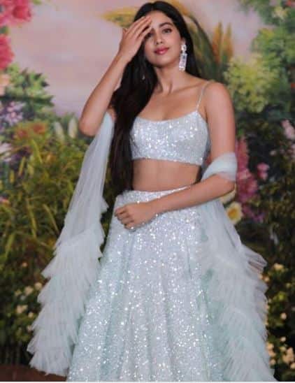 इस खास मौके पर परिवार के सदस्य बोनी कपूर, संजय कपूर और महीप कपूर भी मौजूद रहे. बॉलीवुड से अमिताभ बच्चन, अभिषेक बच्चन, करण जौहर, जैकलीन फर्नांडीज, रानी मुखर्जी, स्वरा भास्कर, करीना कपूर खान, सैफ अली खान, करिश्मा कपूर, डिजाइनर मसाबा गुप्ता और स्टाइलिस्ट पर्निया कुरैशी भी शादी में शामिल हुए. (तस्वीरें: इंस्टाग्राम/मानव मंगलानी)