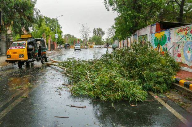 IMD predicts rain, strong winds over Delhi-NCR दिल्ली से तूफान का खतरा टला, आंधी-बारिश में पांच मंजिला इमारत गिरी, 5 जख्मी