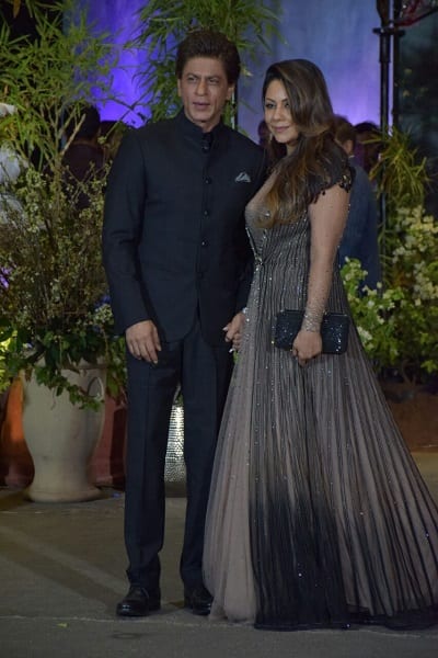 ऐसे में शाहरुख और गौरी ने भी कैमरों को जमकर पोज दिए. (तस्वीर: मानव मंगलानी)