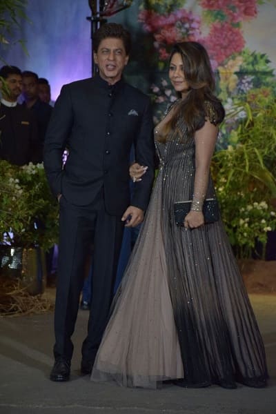 सोनम ने डिजाइनर अनुराधा वकील द्वारा निर्मित लोत-मोटिफ पहना और पंजाबी दुल्हन के हाथ गहरे मरून रंग से सजे, वो दोनों हाथों की कलाइयों में 'चूड़ा' और 'कलीरें' पहने हुई थीं. उन्होंने माथा-पट्टी भी पहनी हुई थी. (तस्वीर: मानव मंगलानी)