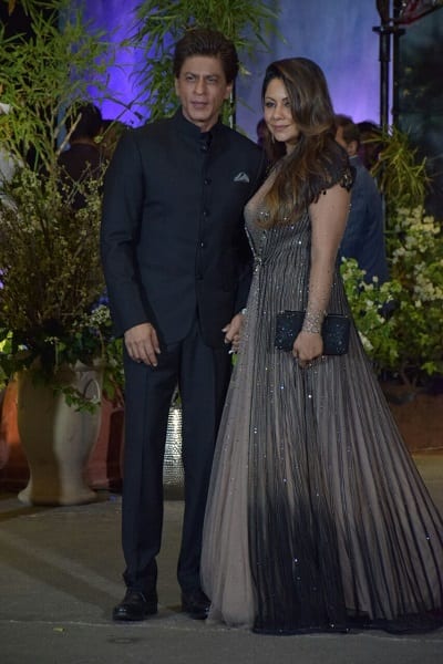 अपनी शादी में दूल्हे आनंद ने राघवेंद्र राठौर द्वारा निर्मित शेरवानी पहनी. उनकी शेरवानी वीज और क्रीम 'साफे' के साथ थी. (तस्वीर: मानव मंगलानी)