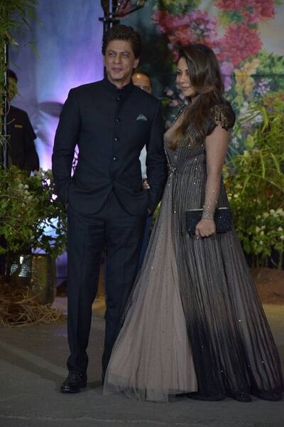 बता दें कि सोनम और आनंद की शादी बांद्रा में हुई. इस खास दिन पर उनको दुआएं देने परिवार के सभी सदस्यों के साथ साथ बॉलीवुड के भी कई करीबी लोग पहुंचे. (तस्वीर: मानव मंगलानी)