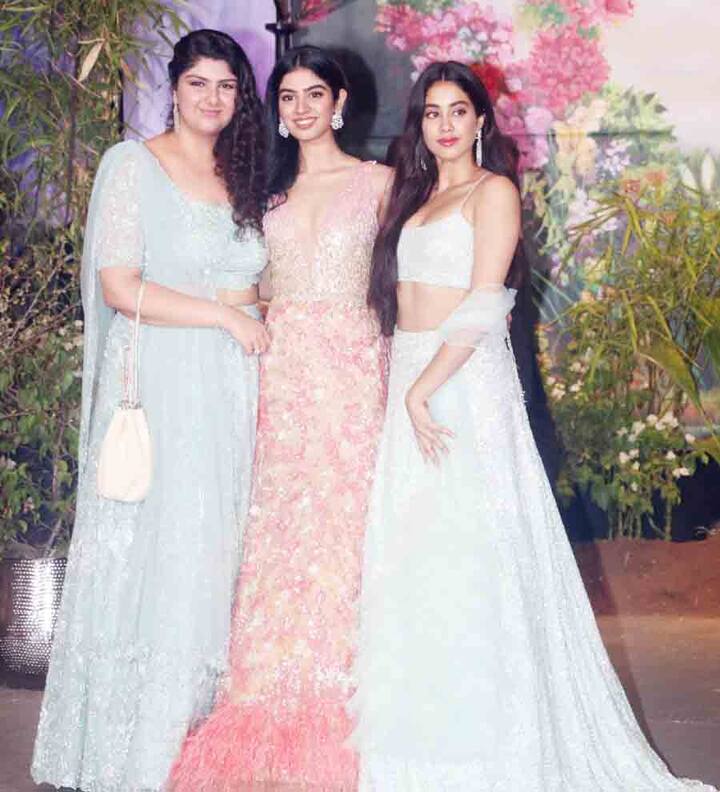 श्रीदेवी के निधन के बाद यूं तो बोनी कपूर अक्सर ही बेटे अर्जुन के घर पर डिनर के लिए जाते रहते हैं लेकिन कभी भी चारों भाई-बहन की तस्वीर एक साथ क्लिक नहीं की गई.