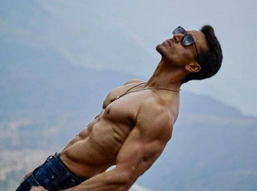 टाइगर श्रॉफ स्टूडेंट ऑफ द ईयर की शूटिंग में व्यस्त हैं.