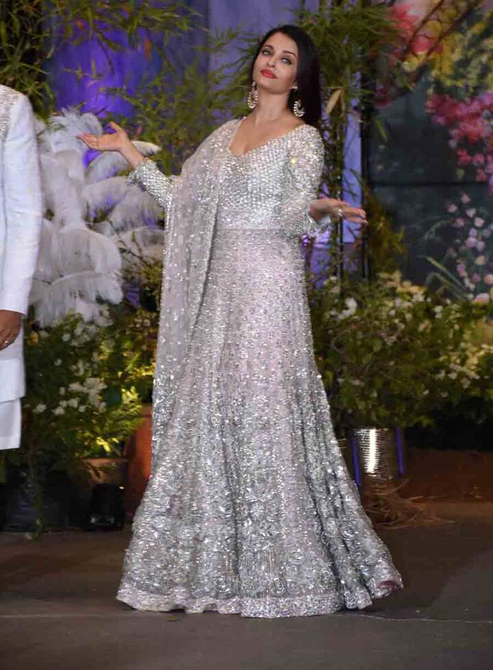 जाते समय कैमरापर्सन्स ने ऐश्वर्या और अभिषेक से सिंगल क्लिक की मांग की. (तस्वीर: मानव मंगलानी)