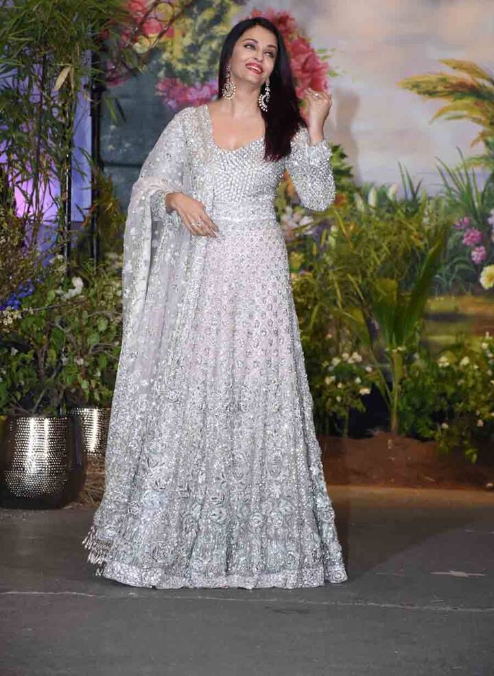 इसके बाद अभिषेक वहीं खड़े ऐश्वर्या को देखते रहे और वो तस्वीरें क्लिक कराने लगीं. (तस्वीर: मानव मंगलानी)