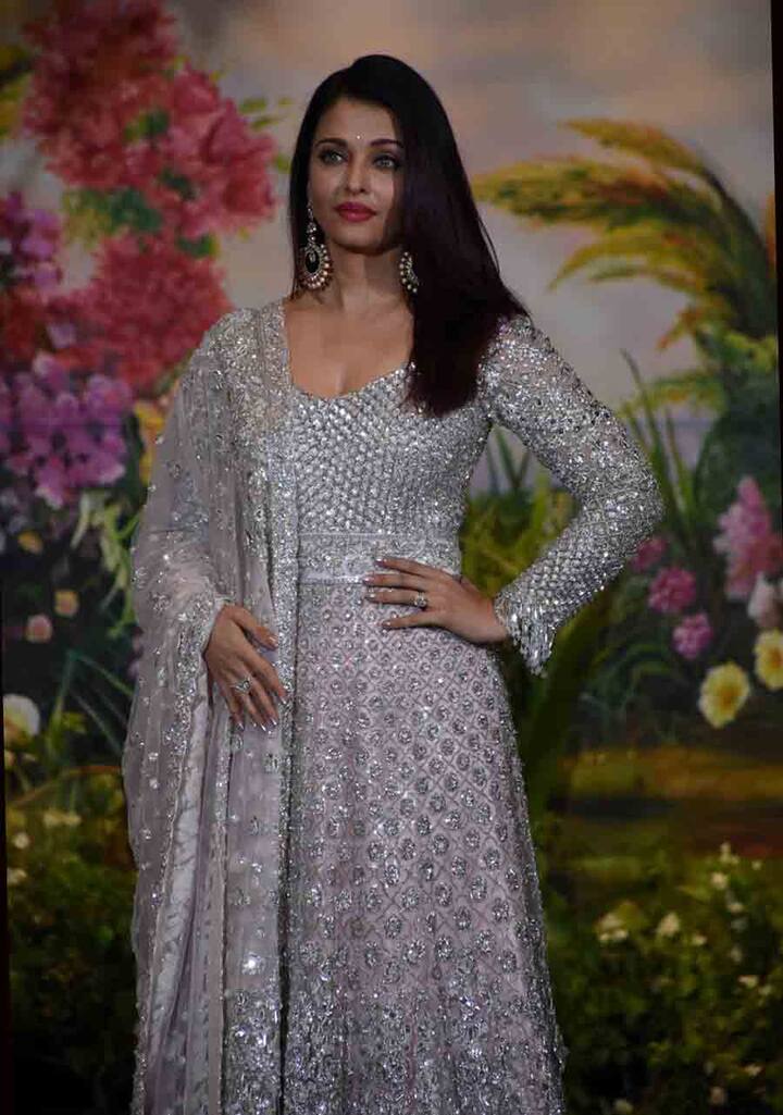 ऐश्वर्या इससे पहले भी कई बार मनीष मल्होत्रा की ड्रेस में रैम्प पर जलवे बिखेर चुकी हैं. (तस्वीर: मानव मंगलानी)