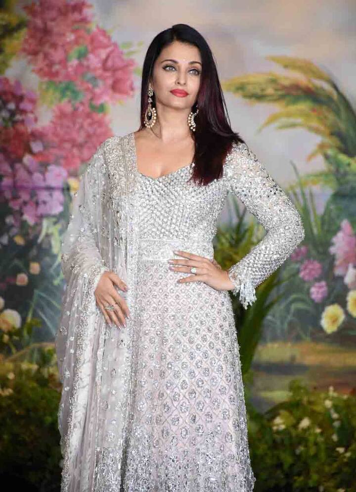 बता दें कि विराट कोहली-अनुष्का शर्मा की रिसेप्शन में भी ऐश्वर्या मनीष मल्होत्रा के लहंगे में नजर आईं थीं. (तस्वीर: मानव मंगलानी)