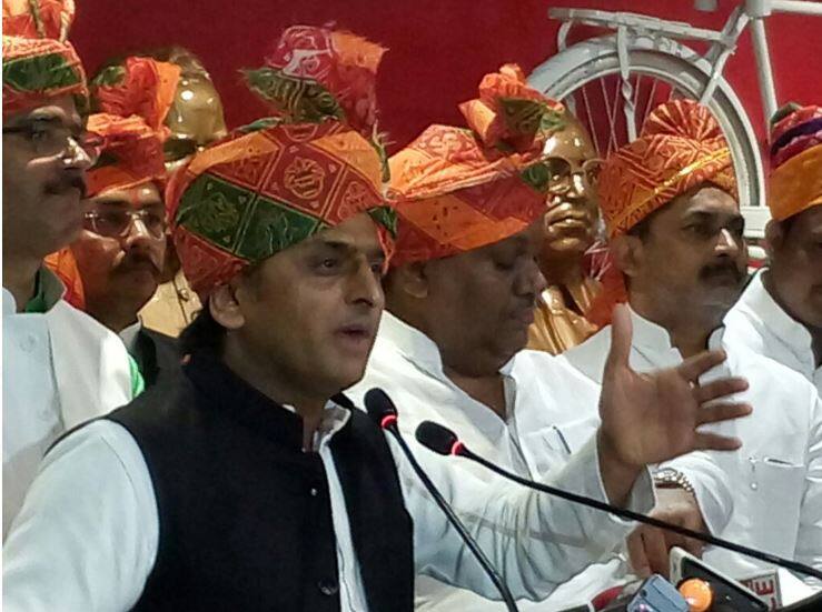 आप मेरी पगड़ी बचाइए, हम आपकी बचाएंगे: अखिलेश यादव Akhilesh Yadav appeals Kshatriya community to help in elections आप मेरी पगड़ी बचाइए, हम आपकी बचाएंगे: अखिलेश यादव